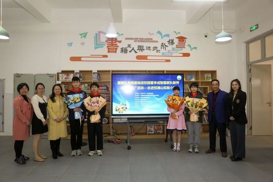 老四啊，你就先回去吧，回头荷儿娘几个跟我和你大哥一道儿回去就是了，也不用你再跑一趟来接。